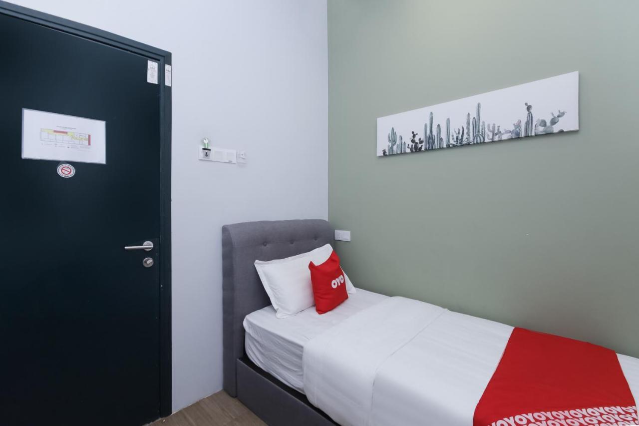 OYO 90399 Green Home Hotel syariah Sepang Buitenkant foto